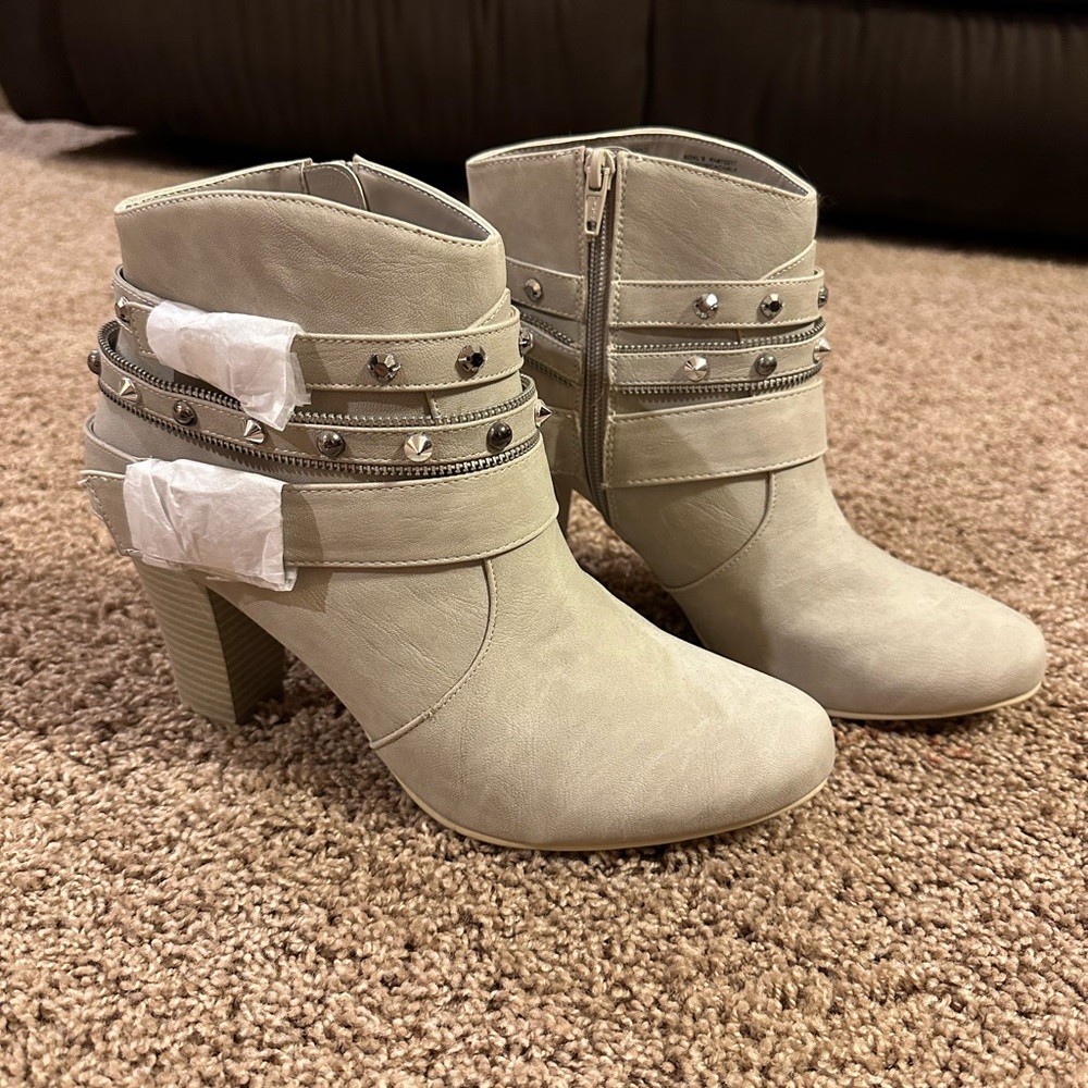 J. Lo Veronica ankle boots. Women’s size 10. Color: chalk NWT